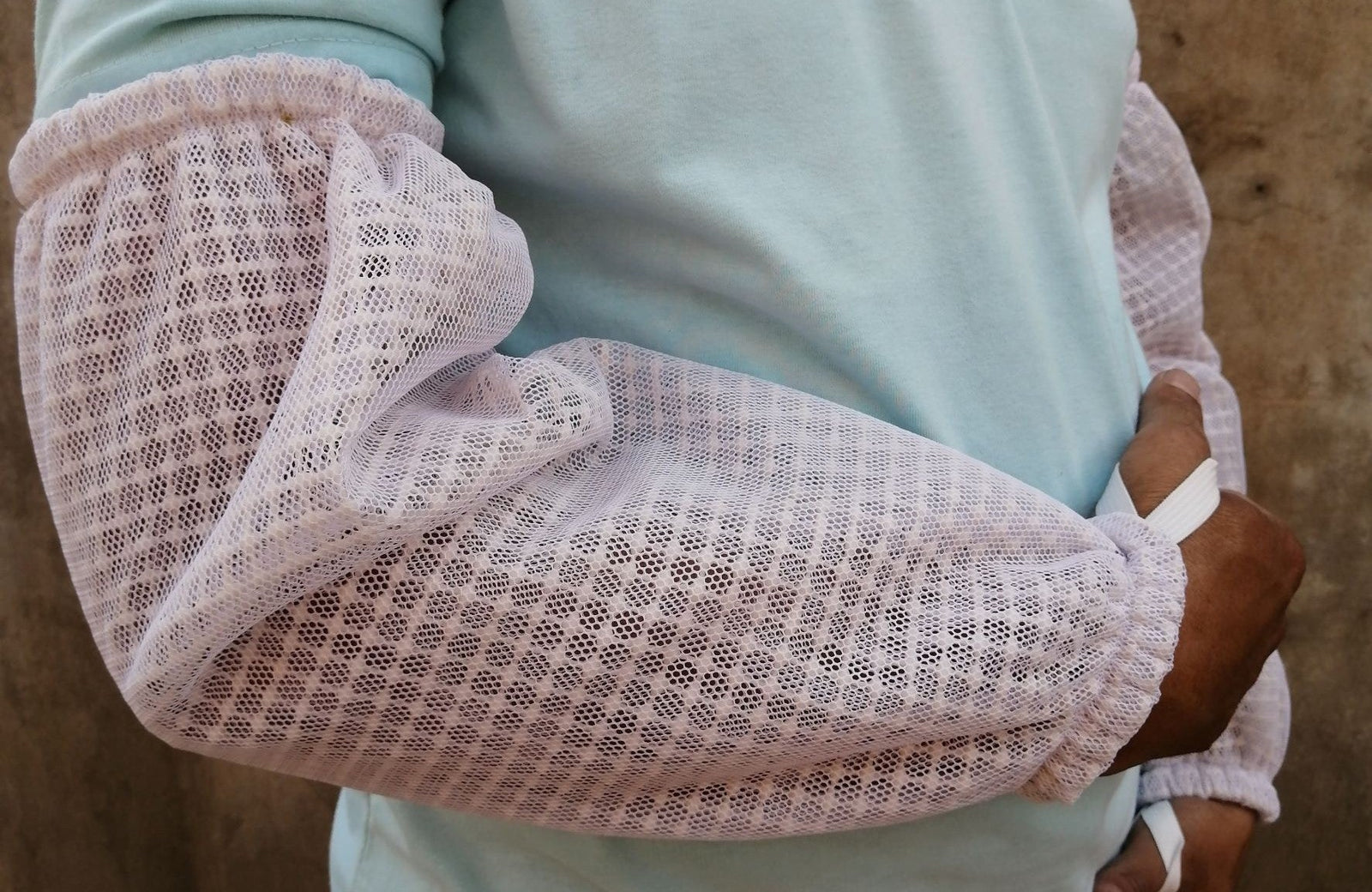 Beekeeping gloves and sleeves